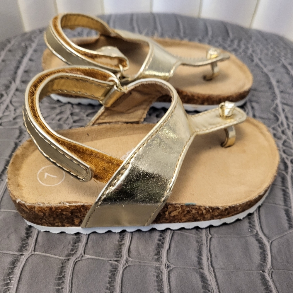 Cat & Jack Gold Sandals.Size: 7 Toddler; Gender: Girl - Picture 3 of 6